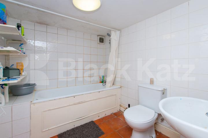 Arranged over two floors is this spacious 3 bedroom property with garden  Birnam Road, Finsbury Park - Holloway